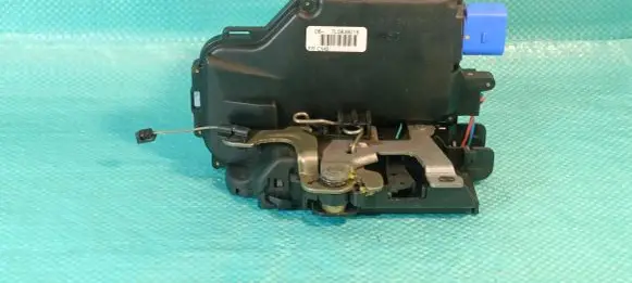 Volkswagen Golf V Rear door lock 7L0839016