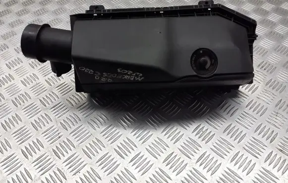 Mercedes-Benz C W203 Air filter box A0000945568