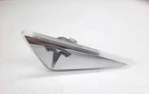 Tesla Model S Front fender indicator light