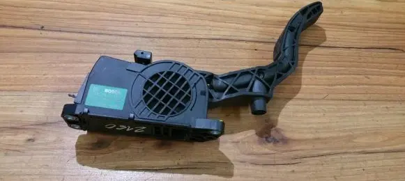 Accelerator throttle pedal