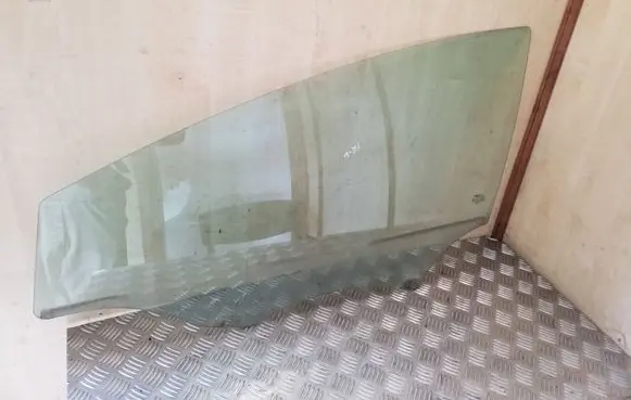 Seat Leon (1P) Front door window glass four-door