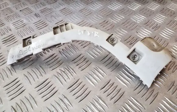Rear bumper mounting bracket