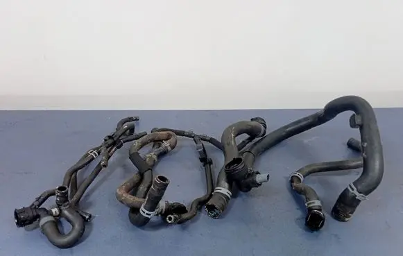 Engine coolant pipe/hose
