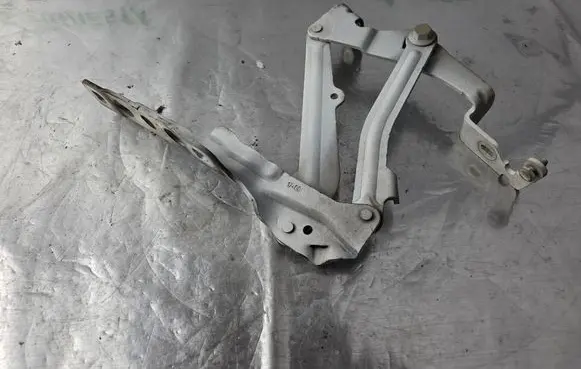 Engine bonnet/hood hinges