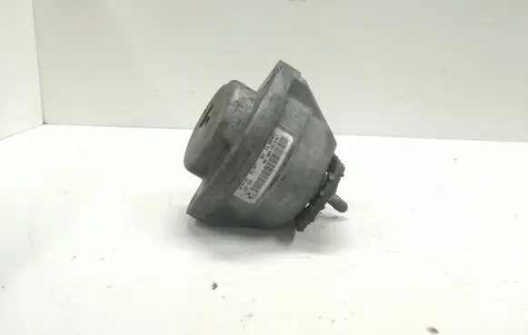 BMW 5 E60 E61 Engine mount bracket 6761089 15934612