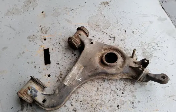Mercedes-Benz E W210 Front lower control arm/wishbone