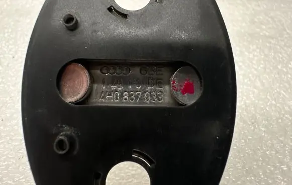 Audi A8 S8 D3 4E Front door lock loop/hook striker 4H0837033