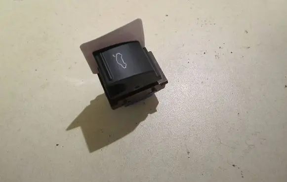 Tailgate opening switch