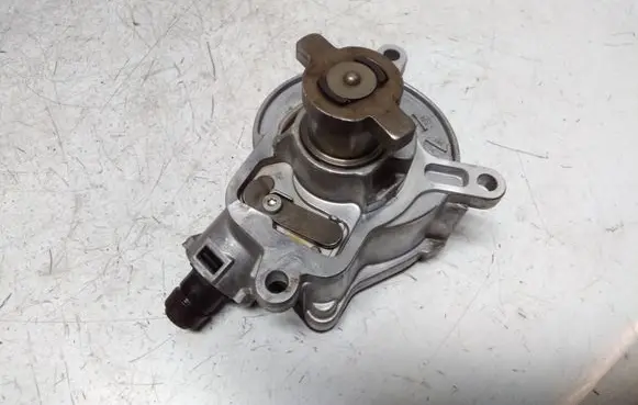 Volkswagen Golf V Vacuum pump 07K145100C