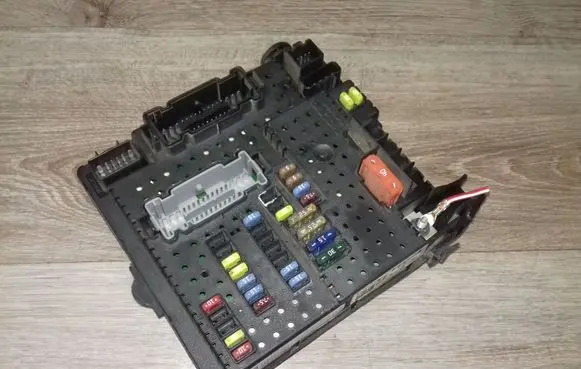 Volvo V70 Fuse module 28017881 30728512