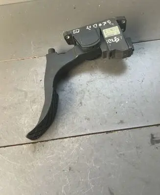Accelerator throttle pedal