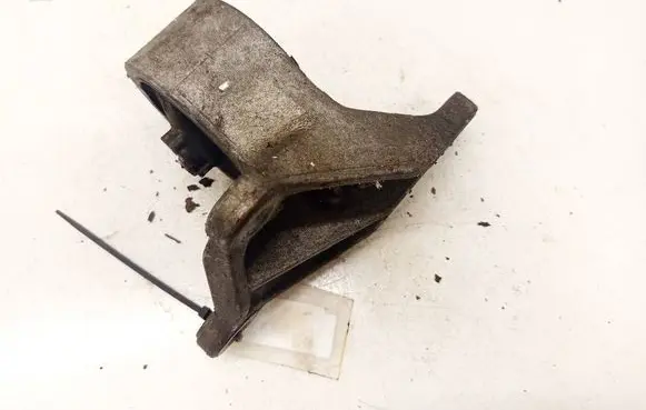 Mitsubishi Grandis Engine mount bracket 