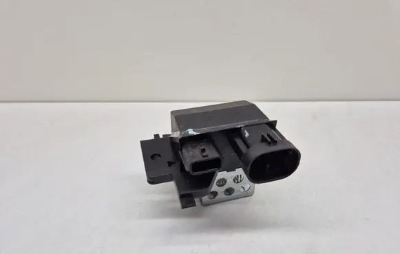 Renault Captur II Coolant fan relay 255503792R F2182011 0212200544