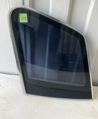 Volkswagen Touareg I Rear side window 7L6845298