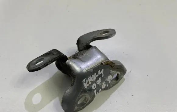 Toyota RAV 4 (XA30) Rear door upper hinge