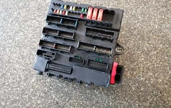 Opel Signum Fuse module 13112914