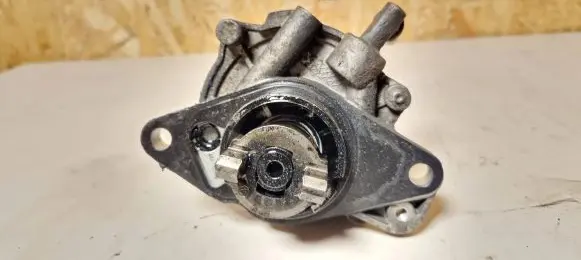Opel Corsa D Vacuum pump 55193232