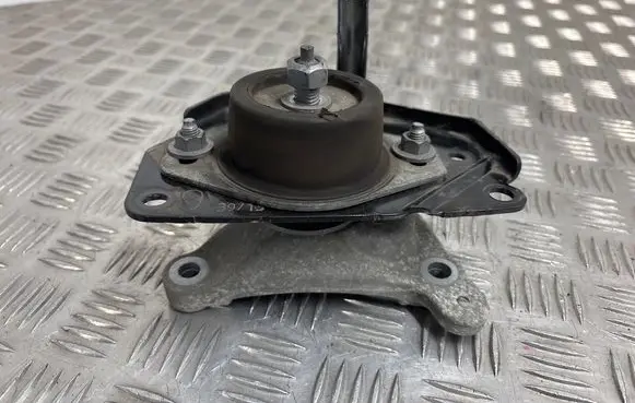 Gearbox mounting bracket