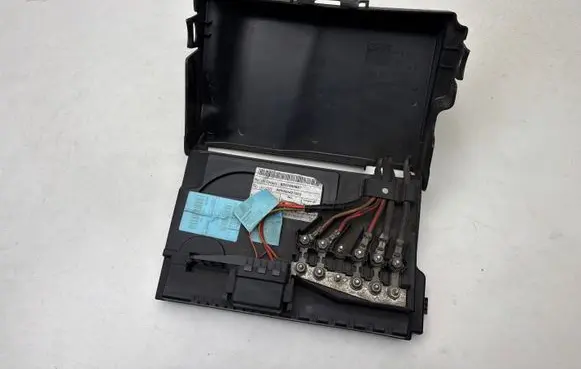 Volkswagen Polo Fuse module 6Q0937550F 6Q0915429D