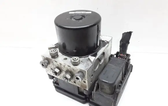 Volvo V70 ABS Pump 30681619 P30681619