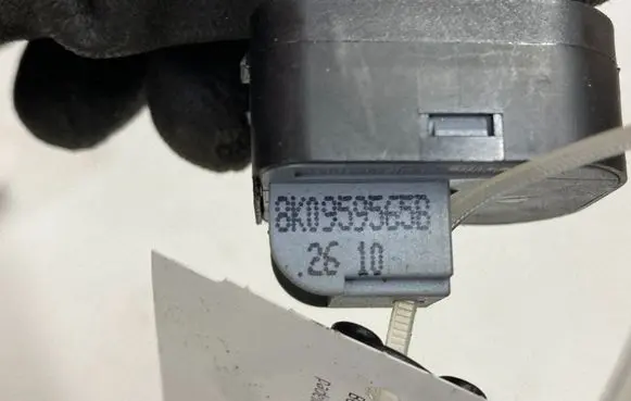 Audi A4 S4 B8 8K Wing mirror switch 8K0959565B