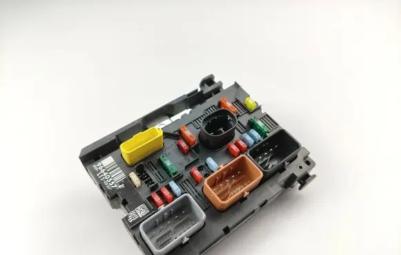 Peugeot 207 Fuse module 9664055780