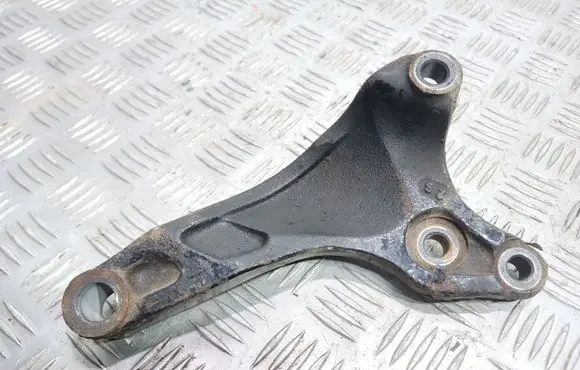 Mazda 626 Engine mounting bracket