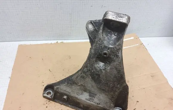 Volkswagen PASSAT B5.5 Engine mounting bracket 8D0199308AB