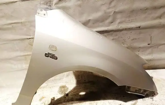 Toyota Corolla E120 E130 Fender Sidabrine