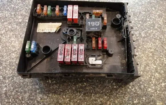 Volkswagen Golf V Fuse module 1K0937125A