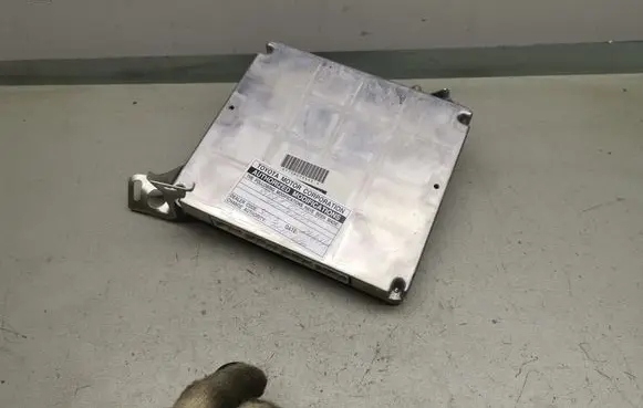 Toyota Corolla Verso AR10 Engine control unit/module 896610F102