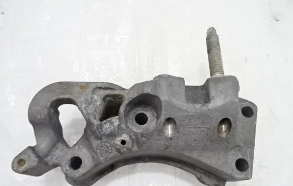 Engine mount vacuum valve