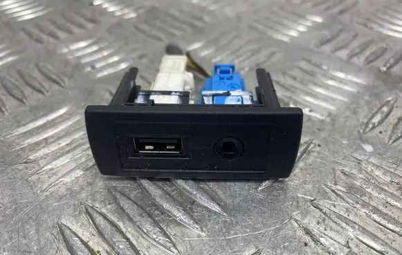 Mercedes-Benz Vito Viano W447 USB socket connector A4478200087