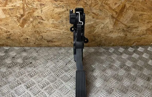 Mercedes-Benz B W245 Accelerator throttle pedal A1693000104