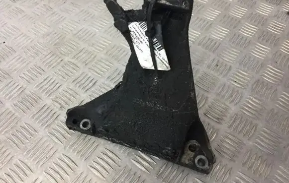 Volkswagen PASSAT B5 Engine mounting bracket 8D0199308