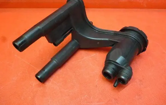 Land Rover Discovery 3 - LR3 Breather/breather pipe/hose 4R8Q6A785AE