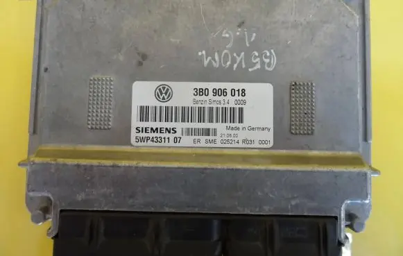 Volkswagen PASSAT B5.5 Engine control unit/module 5WP4331107 3B0906018