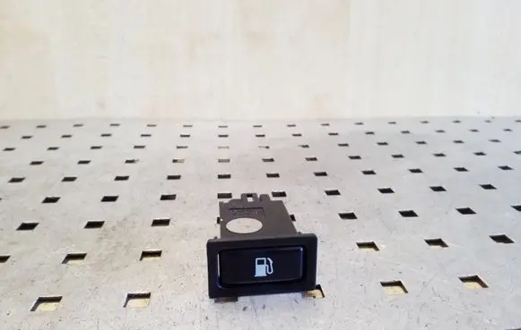 Toyota Avensis T250 Fuel tank opening switch 156795