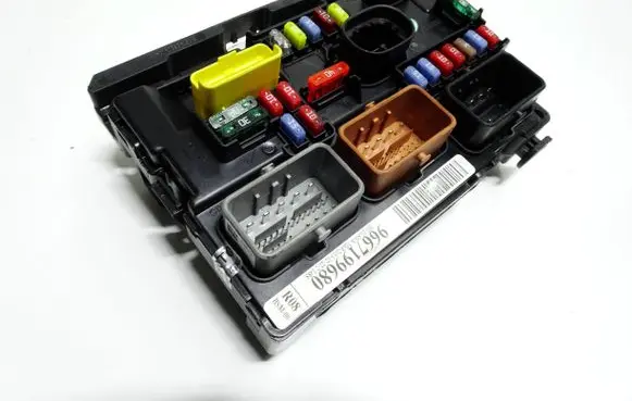 Citroen C3 Picasso Fuse module 9667199680