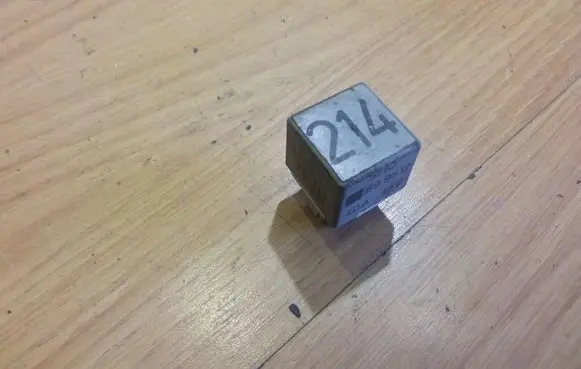 Volkswagen PASSAT B5 Other relay 443951253K