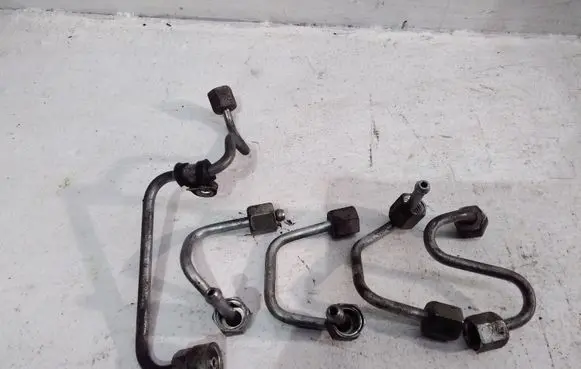 Volkswagen PASSAT B7 Fuel injector supply line/pipe 