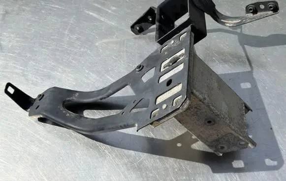 BMW 5 E60 E61 Front bumper mounting bracket 7163483 17992010