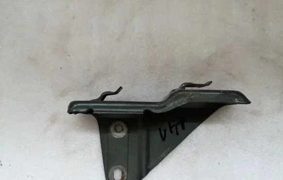 Headlight/headlamp mounting bracket