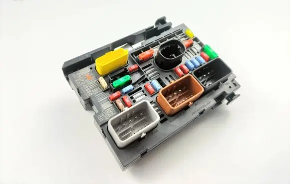 Citroen Berlingo Fuse module 9807028880