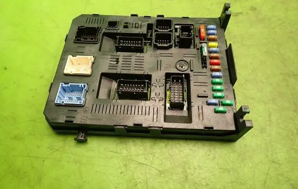 Peugeot 407 Fuse module 9661940180H0201