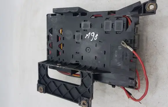 Volkswagen Touareg I Fuse module 7L0937548