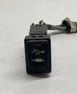 Toyota RAV 4 (XA40) AUX in-socket connector 8619042040 1841059 CALS02H0AJ