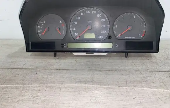 Volvo S70 V70 V70 XC Speedometer (instrument cluster) 69294240T0 9472523 9451530