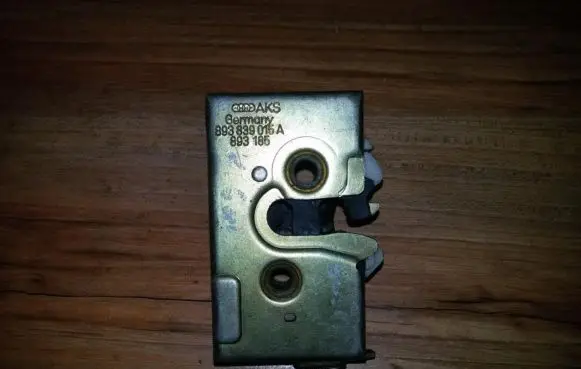 Audi 80 90 B3 Rear door lock 893839015A