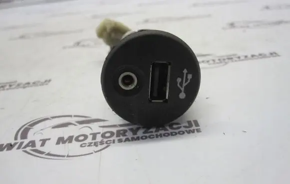 Nissan Juke I F15 USB socket connector GT17S